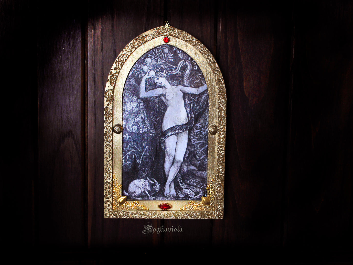 Tavola devozionale artigianale ad arco gotico: Eva con serpente e lepre, stampa antica su compensato sagomato, cornice