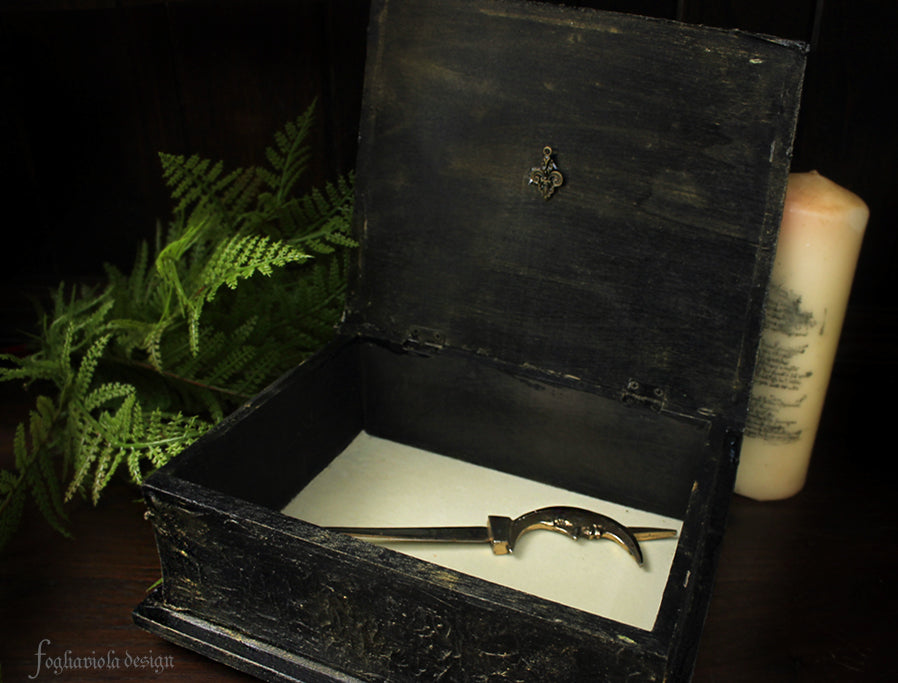 Black Deer Exclusive Set: Box, Book & Necklace
