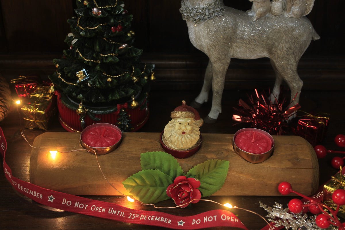 Ceppo di Natale in legno di faggio con Babbo Natale vintage di cera e candeline rosse, centrotavola natalizio fatto a mano — Fogliaviola.