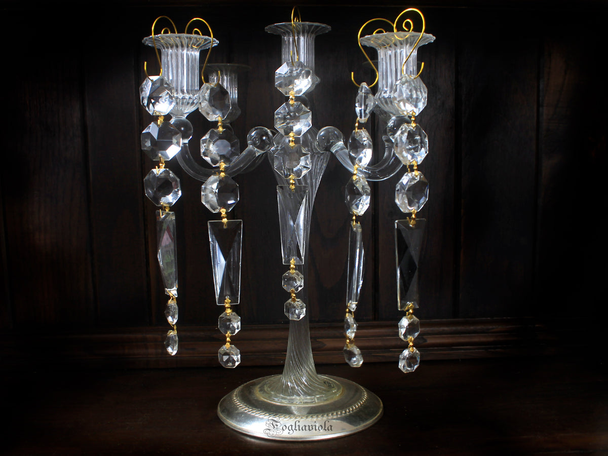 Acchiappasole in cristallo d’epoca vintage appeso a un candeliere di natale come arredo chic di lusso per le feste. Fogliaviola Atelier