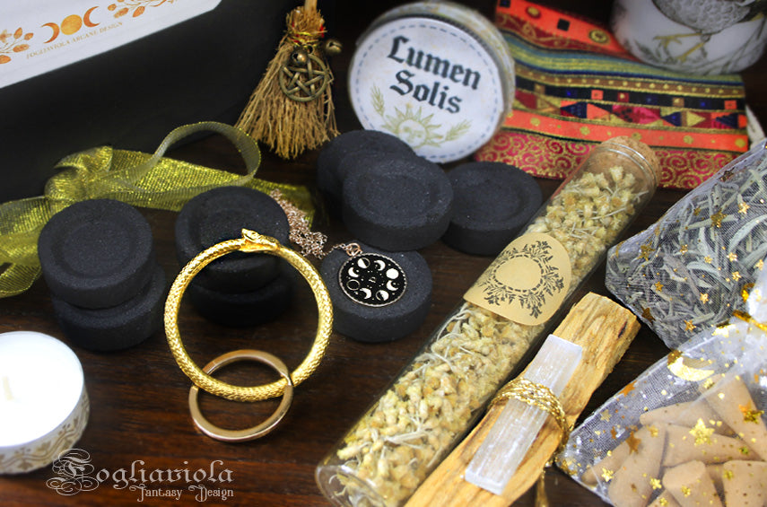 Dettaglio Litha Summer Box – portachiavi ouroboros dorato, collana fasi lunari, carboncini qualità muschio, fiala elicriso biologico e scatola incensi in grani