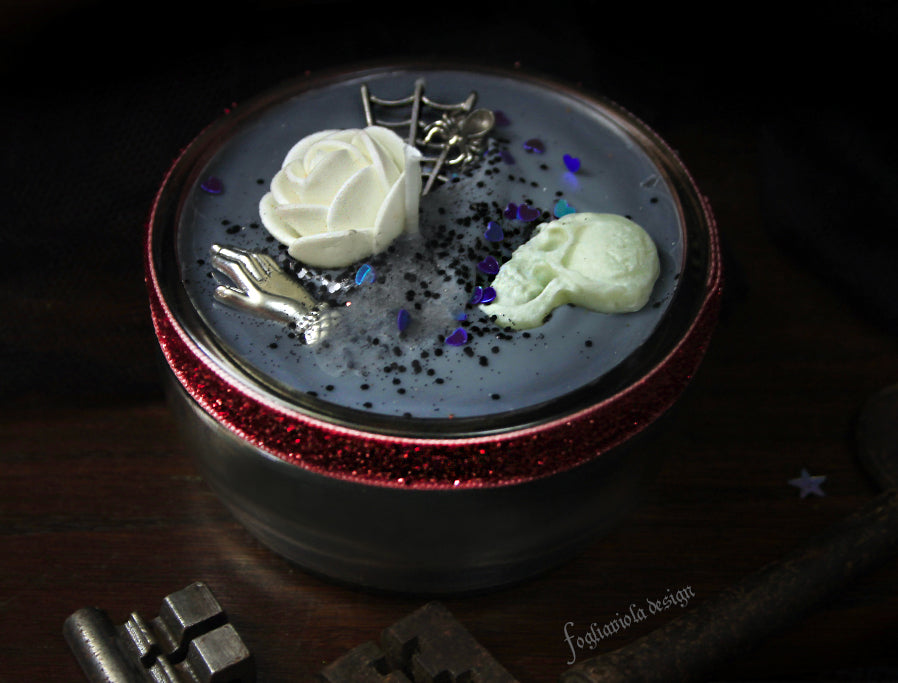 Candela Biancospettro: Teschio & Fiore Bianco in Cera di Soia