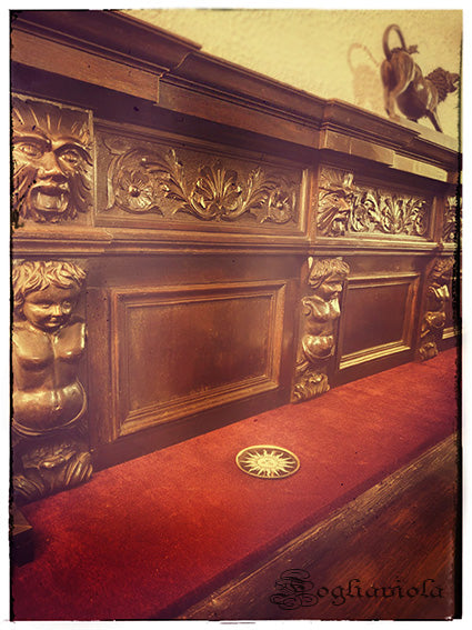 Credenza neorinascimentale in noce massello con decorazioni scolpite, stile gotico dark — Fogliaviola