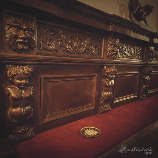 Credenza neorinascimentale in noce massello con decorazioni scolpite, stile gotico dark — Fogliaviola