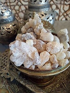 Tutto su Incensi & Carboncini: Guida Creativa per Benessere, Rituali e Fai da Te