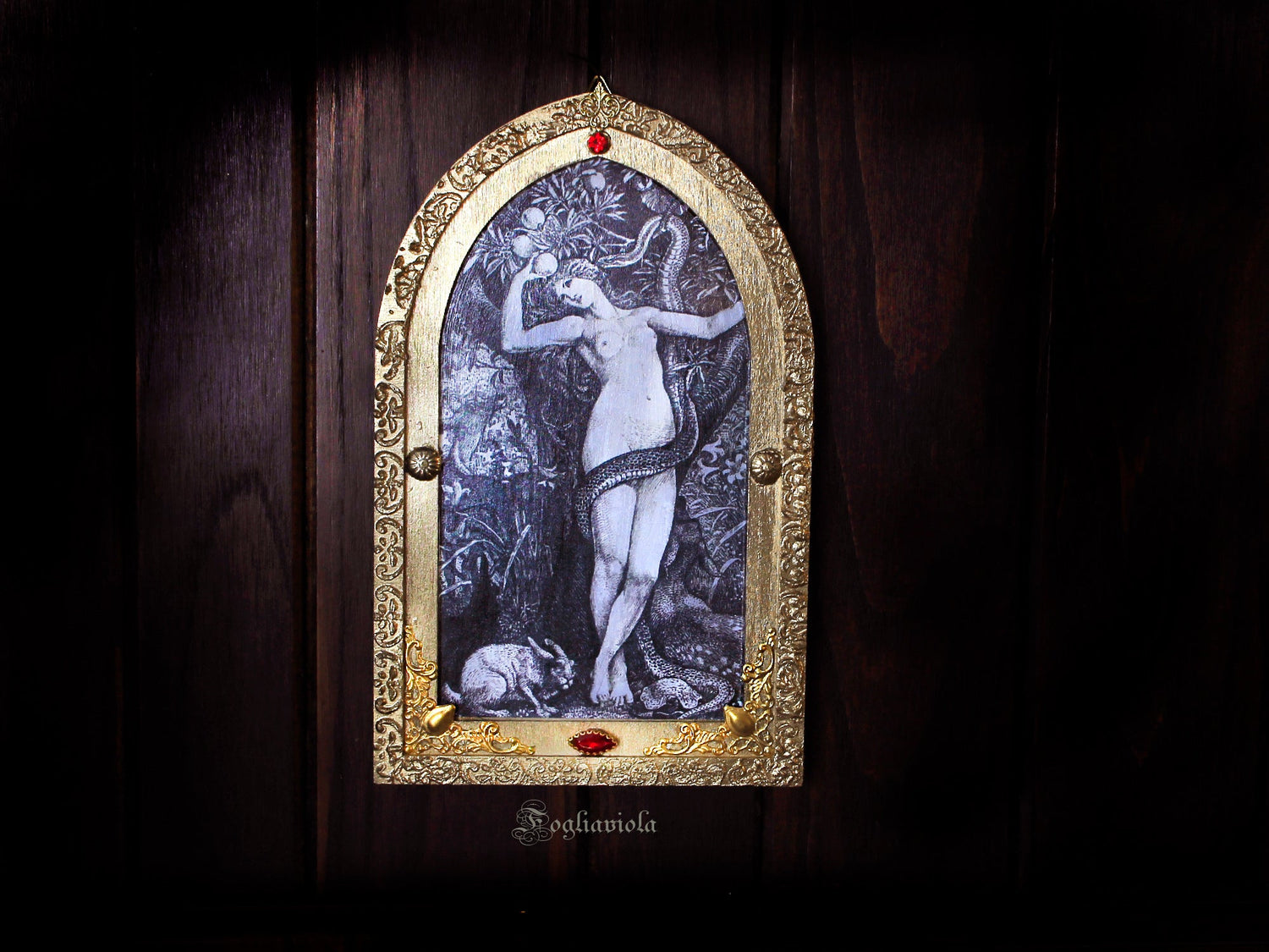 Tavola devozionale artigianale ad arco gotico: Eva con serpente e lepre, stampa antica su compensato sagomato, cornice