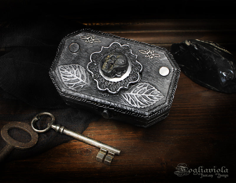 Black Goth Box scatola gotica in legno nero con teschio — vista frontale | Fogliaviola Design