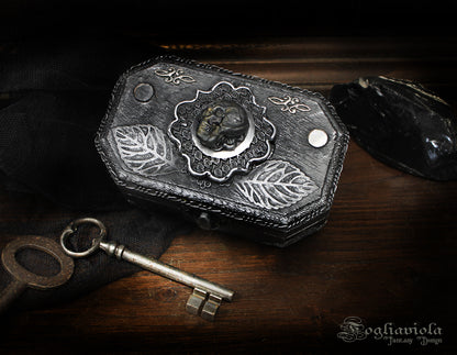 Black Goth Box scatola gotica in legno nero con teschio — vista frontale | Fogliaviola Design
