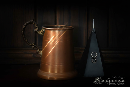 Boccale in rame con chiaroscuro 