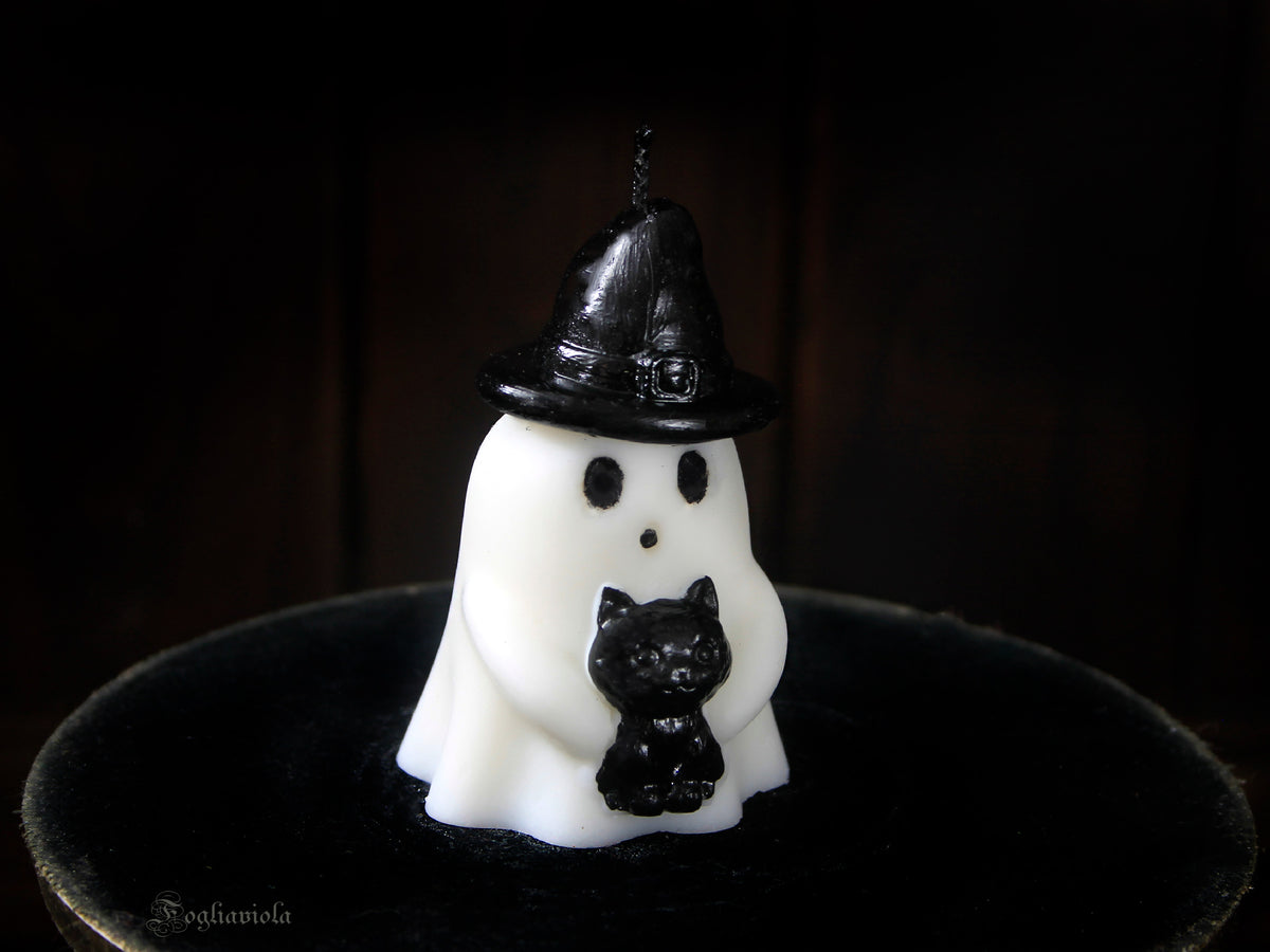 Candela artigianale a forma di fantasma bianco con cappello a punta nero che abbraccia un gatto nero, in cera di colza