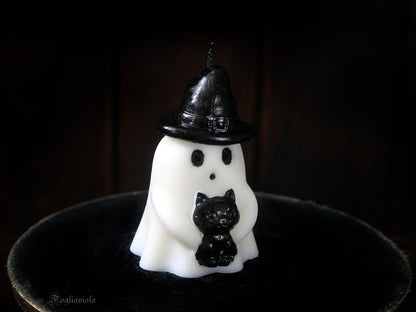 Candela artigianale a forma di fantasma bianco con cappello a punta nero che abbraccia un gatto nero, in cera di colza