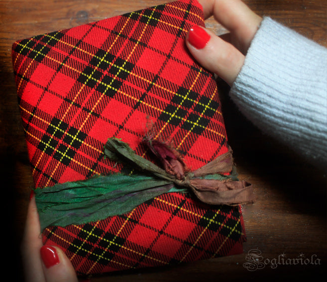 christmas-journal1: Diario tartan rosso rilegato a mano con chiusura a nastro e perline dorate