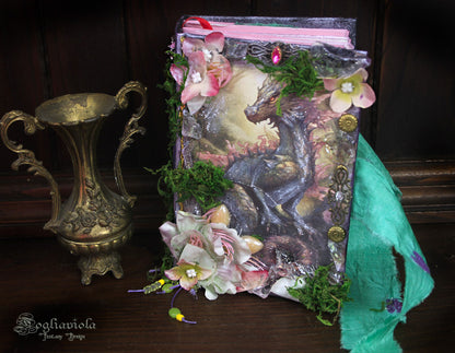  Dettaglio copertina Crystal Dragon: cristalli, fiori, muschi e nastro in seta verde smeraldo by Fogliaviola Fantasy Design