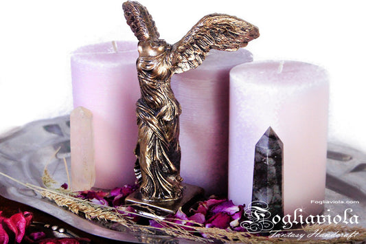 Statua della Nike per altare di strega