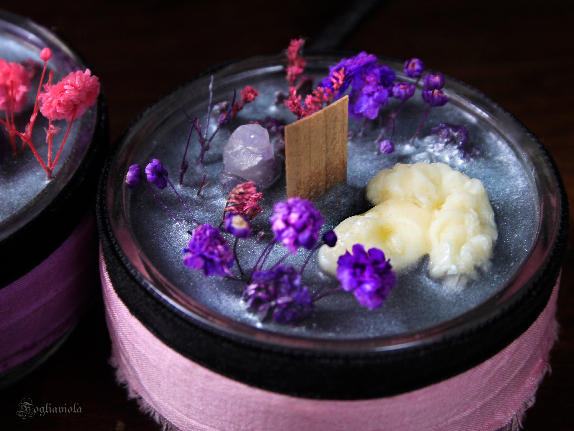 Due candele votive Ecate in cera argentea con testa di dea scolpita, ametista, fiori viola e rosa essiccati e stoppino di legno - Fogliaviola