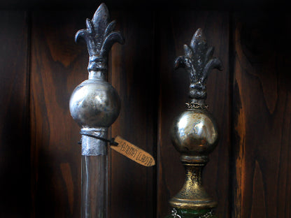 particolare a giglio di reliquiari d'opera con materiale vintage dir ecupero. Fogliaviola Atelier