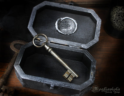 Black Goth Box aperta con dettaglio interno — scatola rituale pezzo unico made in Italy | Fogliaviola Design