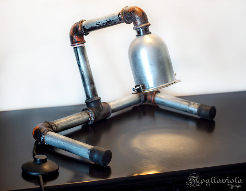 Lampada da tavolo fatta a mano in tubi di ferro by Fogliaviola Design
