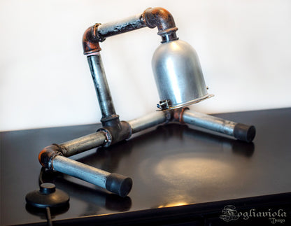 Lampada da tavolo fatta a mano in tubi di ferro by Fogliaviola Design