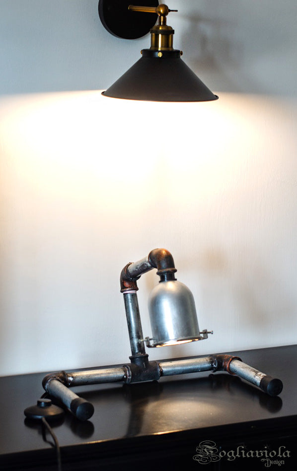 Lampada industriale con tubi di ferro made in Italy da Fogliaviola Design