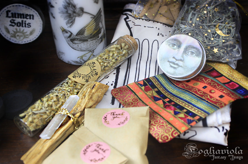 Litha Summer Box – fiala elicriso biologico Fogliaviola, candela Lumen Solis decorata a mano, pacchettini erbe biologiche, scatolina luna e nastri decorativi per streghe 