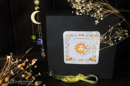 Litha Summer Box Fogliaviola – cofanetto rituale solstizio estate con etichetta sole, suncatcher luna e cristalli, fiori secchi