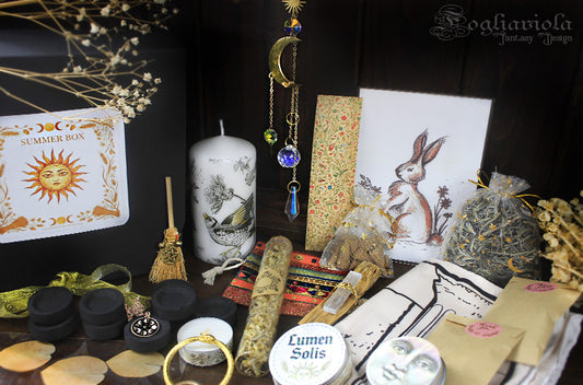 Litha Summer Box Fogliaviola con candela decorata, card illustrata coniglio, scopina pentacolo, suncatcher luna, carboncini e scatola blend wicca