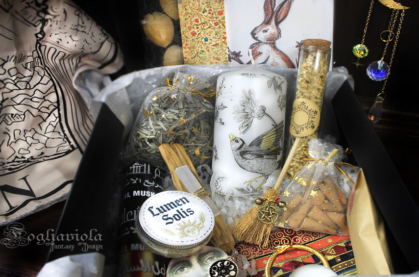 Contenuto Litha Summer Box Fogliaviola – erbe biologiche, candela decorata, palo santo, suncatcher, card illustrata e oggetti rituali per il solstizio d'estate
