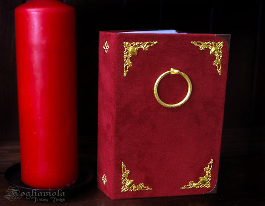 Grimorio esoterico artigianale con serpente in ferro