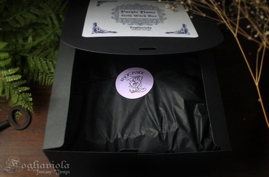 Box gotica di lusso nera e viola, regalo esoterico artigianale — Purple Flame Kit Fogliaviola