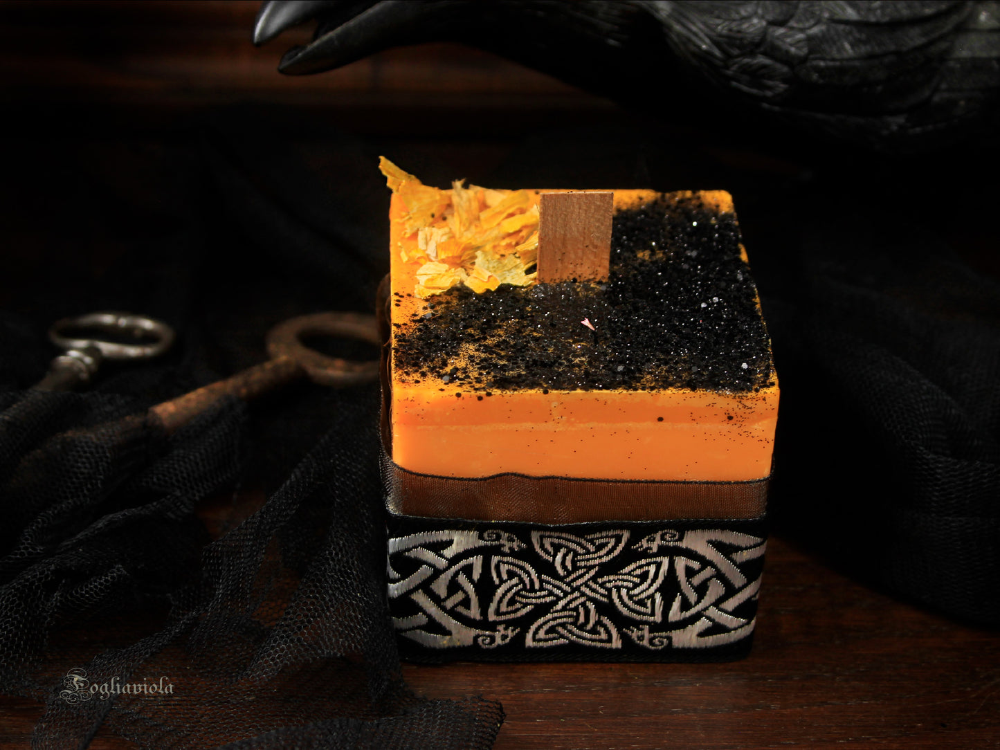 candela di Samhain color zucca con velo nero e ricami celtici, Halloween fatto a mano.