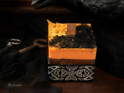 candela di Samhain color zucca con velo nero e ricami celtici, Halloween fatto a mano.