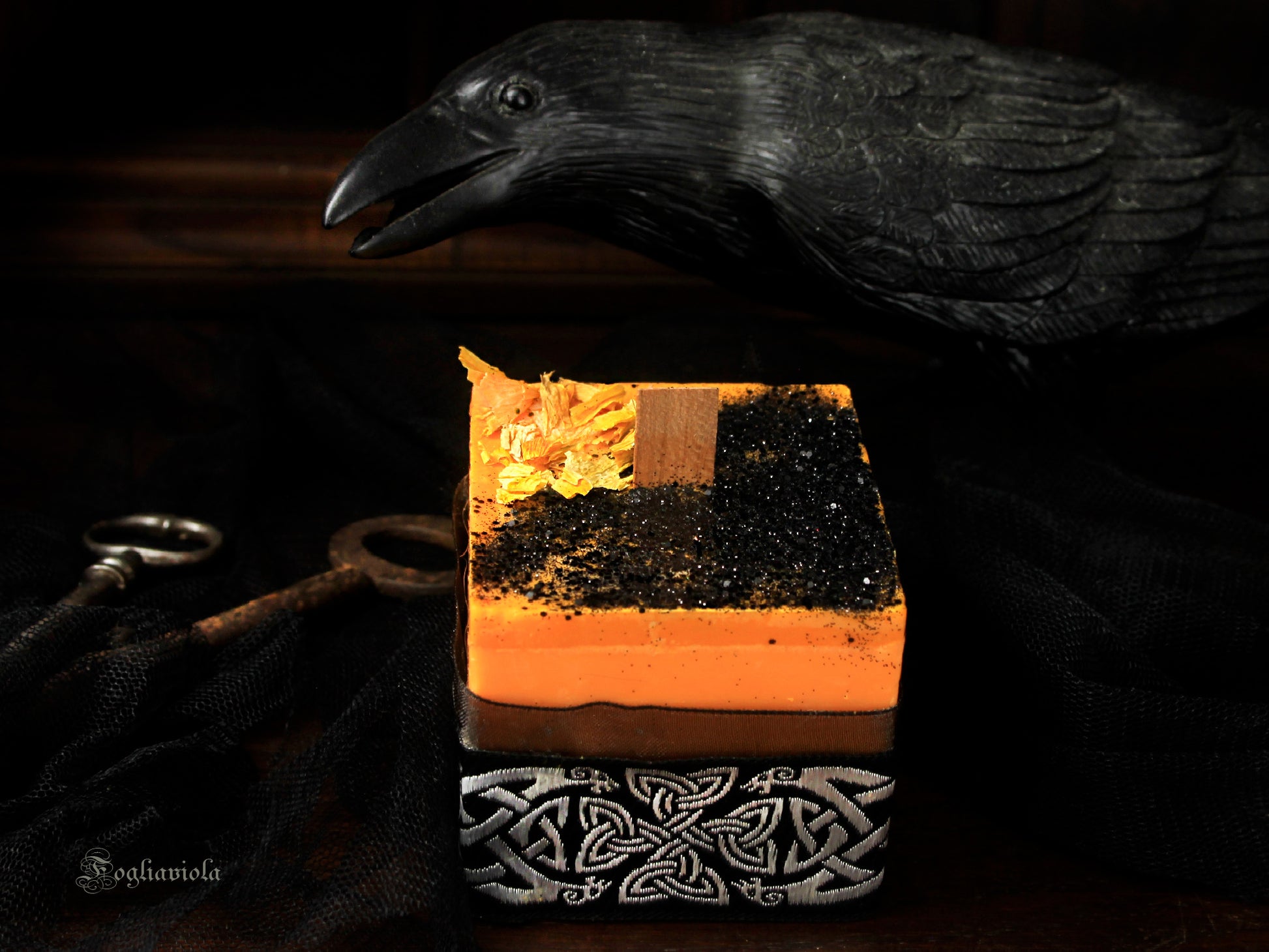 candela di Samhain color zucca con velo nero e ricami celtici, Halloween fatto a mano.