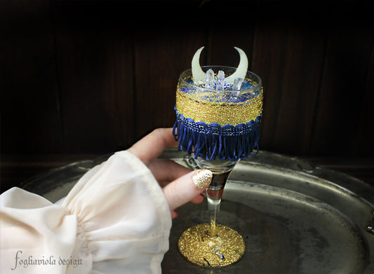 Candela luna in vetro blu e oro decorata con cristalli e strass, charm ad ali — Fogliaviola.